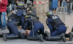 Paris'te polis şiddetine karşı olaylı gösteri