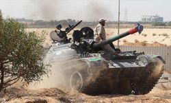 Libya ordusu, Sirte'yi kurtarmak için kentin banliyölerine askeri sevkiyatı artırdı