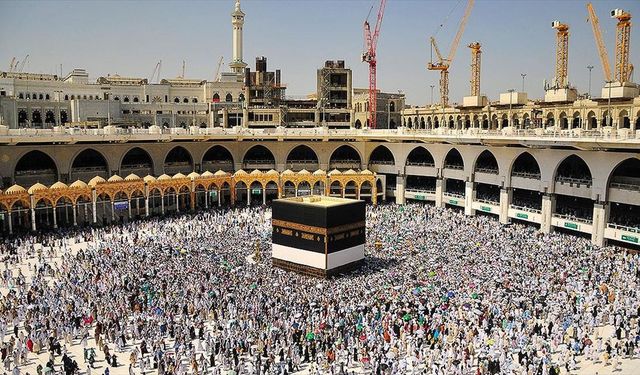 Ramazan ayının ilk on gününde Mescid-i Haram'ı umre ve namaz için 1,5 milyon kişi ziyaret etti