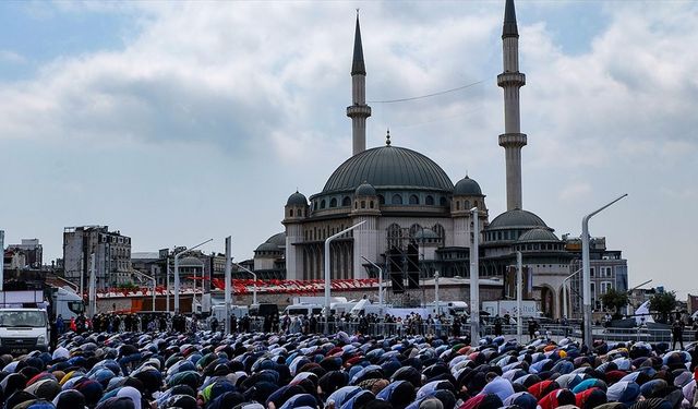 Taksim'e yapılan cami kılınan cuma namazıyla ibadete açıldı