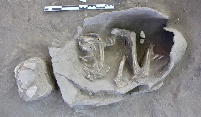 Küllüoba'da 5 bin yıllık küp mezarlarda çocuk iskeletleri bulundu