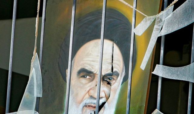 <strong>İran'da göstericiler ülkenin ilk dini lideri Ayetullah Humeyni'nin evini ateşe verdi</strong>