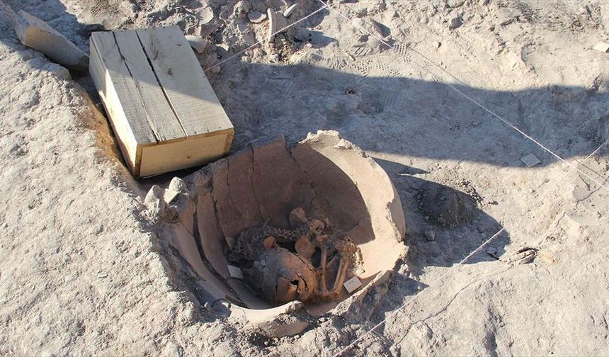 Arslantepe Höyüğü kazılarında toprak küplerde iki çocuk iskeleti bulundu